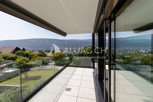 Mit atemberaubender Weitsicht und geschützter Überdachung lässt sich hier der Abend stilvoll ausklingen