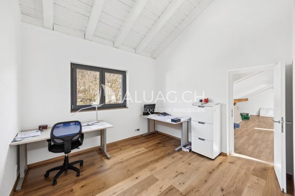Helles Büro, perfekt für Homeoffice und Kreativität mit durchgang zum grossem Atelier.