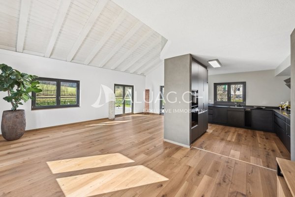 Elegante Linien und die Wärme des Holzes, pures Ambiente.