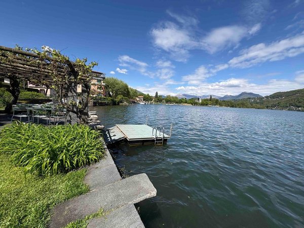 Ponton und zwei Bootshäuser