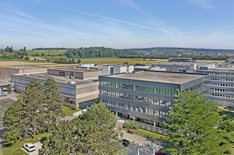 Vogelperspektive mit Blick auf das Dienstleisungsgebäude