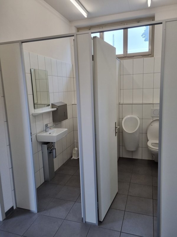 Hunzenschwil, Gewerbefläche im Nebengebäude_WC-Anlagen.jpg