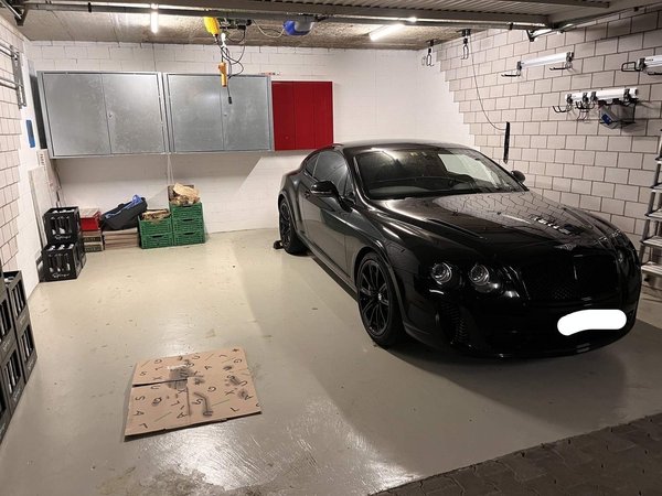 Doppelgarage mit eigenem elektrischen Tor