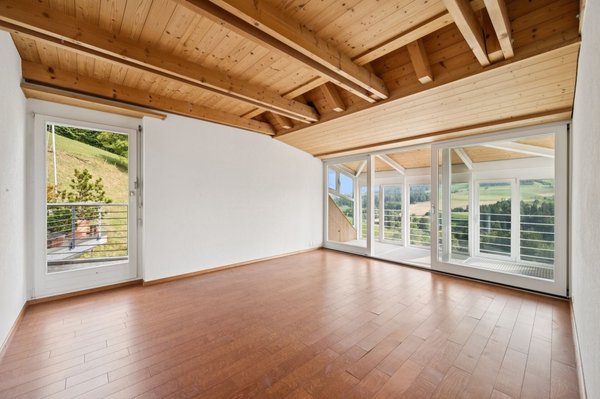 Heller Raum mit direktem Zugang zum Balkon