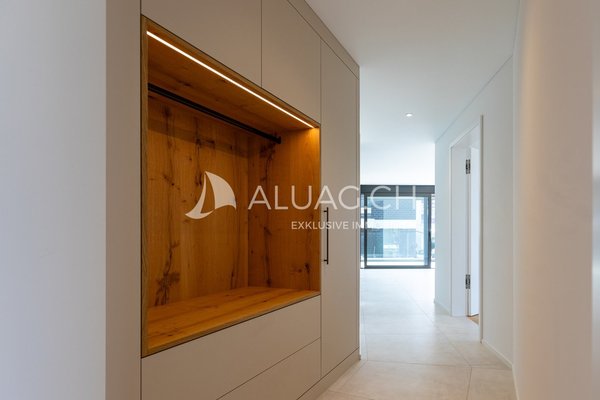 Massgefertigte Garderobe mit Holzverkleidung und Einbauschränken  ein eleganter Blickfang