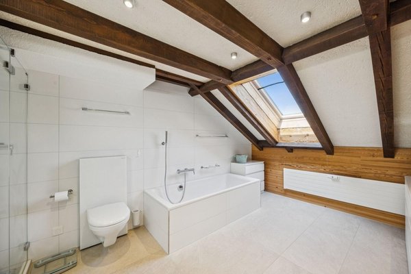 Grosszügiges Badezimmer mit natürlichem Lichteinfall