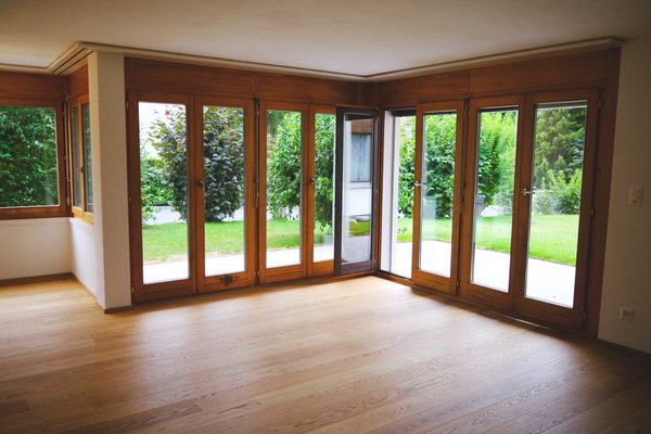 Wohnzimmer mit Blick auf die Gartenterrasse