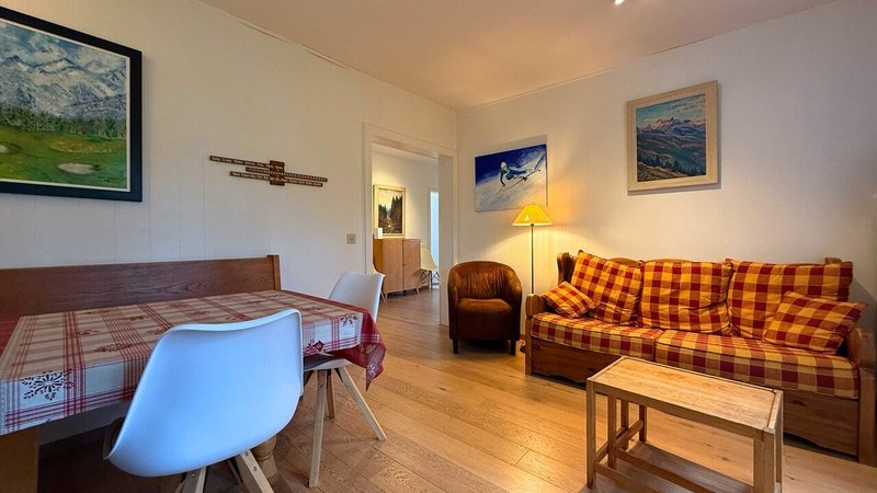 Séjour avec table à manger / Living room with dining table / Soggiorno con tavolo da pranzo