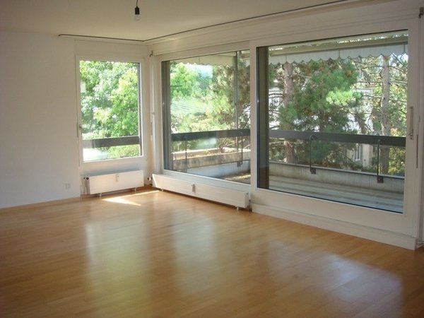 Wohnzimmer mit Balkon