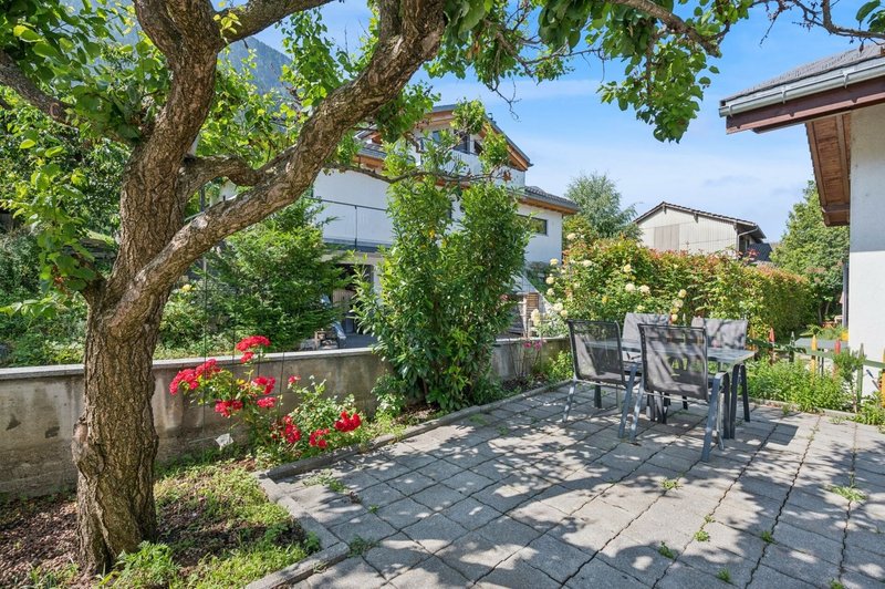 Idyllischer Garten mit Sitzplatz im Grünen