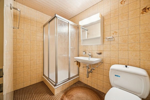 Badezimmer mit Dusche