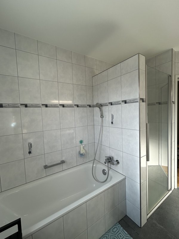 Dusche & Badewanne vorhanden