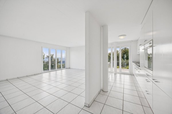 Grosszügiges Wohnbereich mit angrenzender Küche