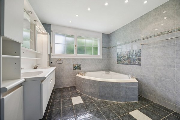 Badezimmer mit Badewanne und Dusche