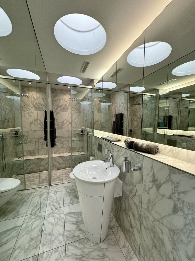 Badezimmer mit Dusche