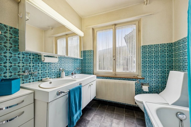 Badezimmer mit Doppellavabo