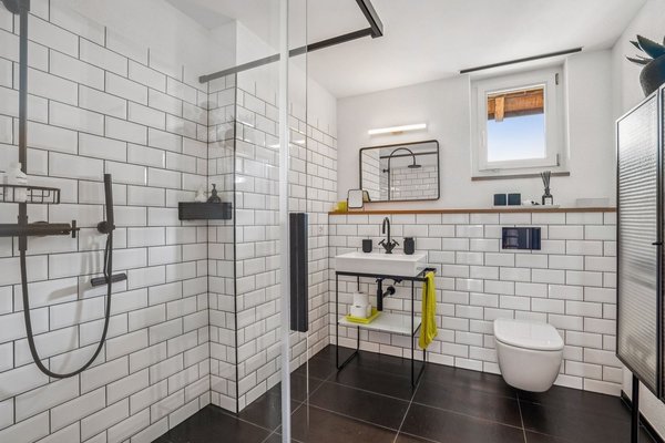 Badezimmer mit Dusche