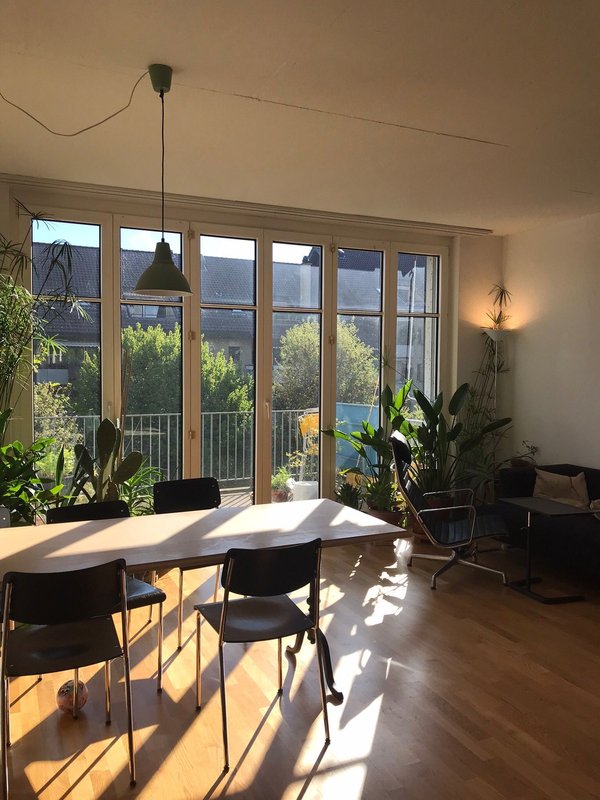 Wohnzimmer bei Tageslicht(von Vormieter)