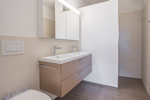 Bad en Suite mit Dusche und Doppellavabo