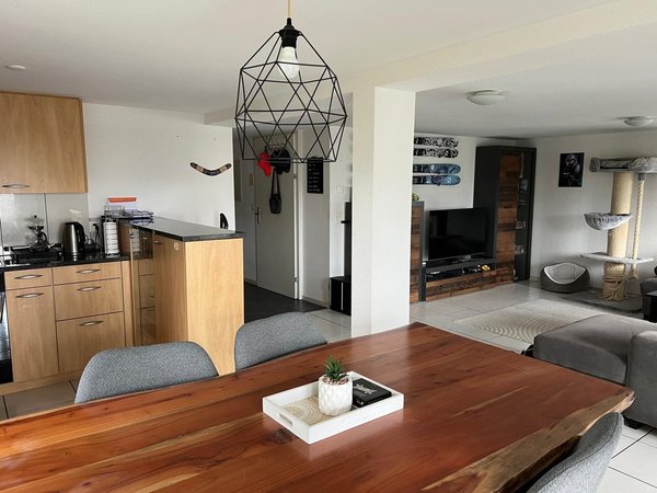 Küche mit Ess- und Wohnbereich