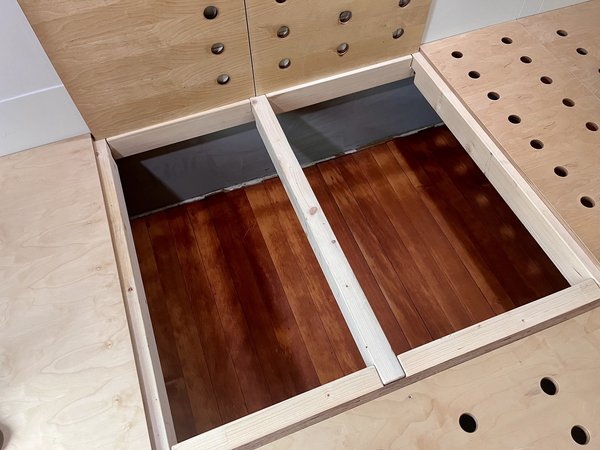 Zimmer 1 / Stauraum unter Matratzenablage