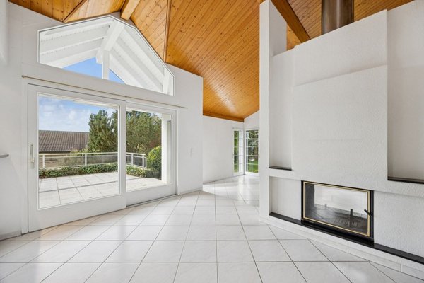 Offenes Wohn- und Esszimmer mit Cheminée