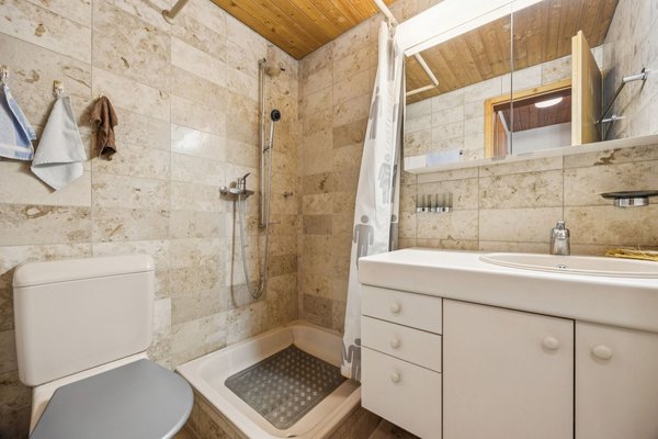 Badezimmer mit Dusche