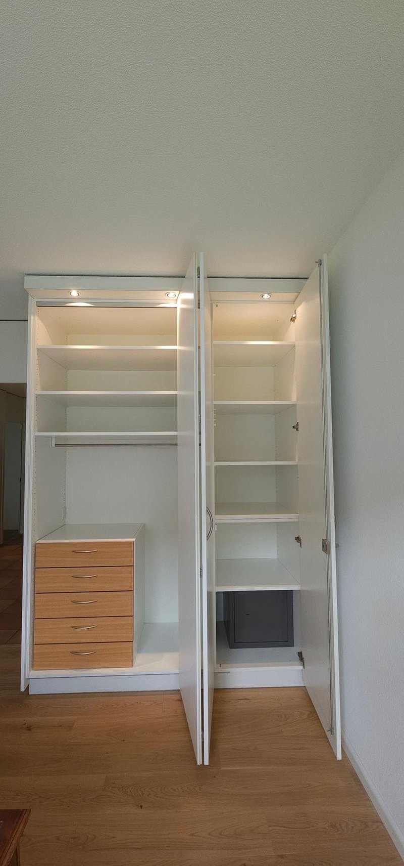 Einbaukasten mit Safe im Zimmer links