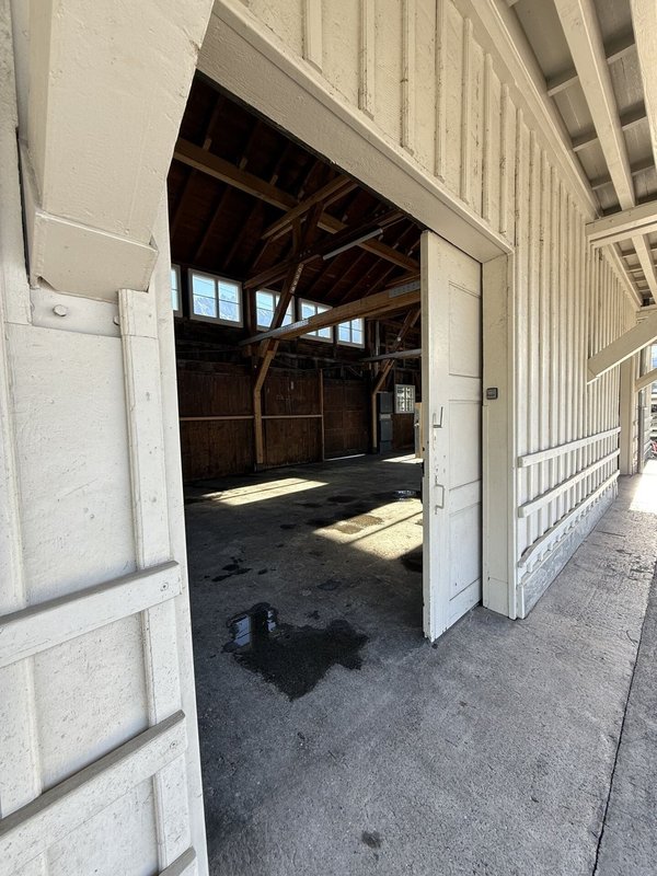 Güterschuppen Tor.jpeg