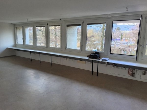 Bürofläche mit grosser Fensterfront