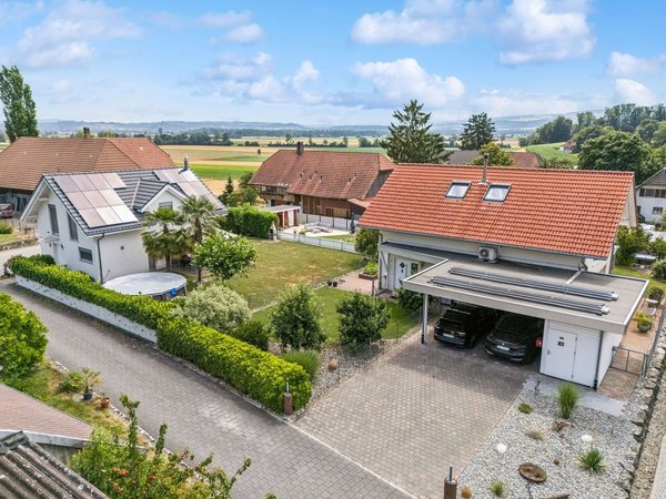 Drohnenaufnahme mit Vorplatz und Carport