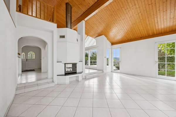 Offenes Wohn- und Esszimmer mit Cheminée