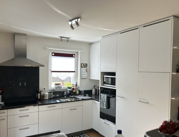 Hochwertige Küche mit Granit-Arbeitsfläche und ZUG-Einbaugeräten