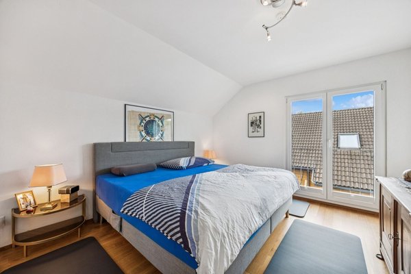 Helles Schlafzimmer mit bodentiefem Fenster