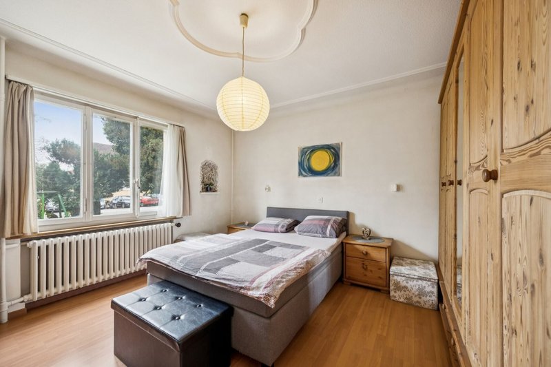 Schlafzimmer mit viel Tageslicht