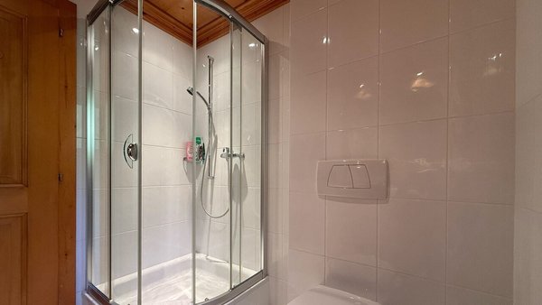 Salle de douche / Shower room / Bagno con doccia