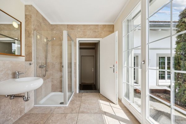 Offenes Badezimmer mit Toilette und Dusche