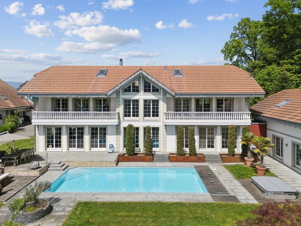 Aussenansicht mit Poollandschaft