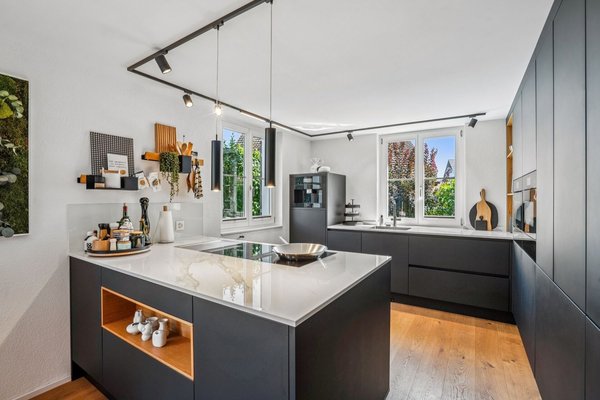 Offene Küche mit Kochinsel