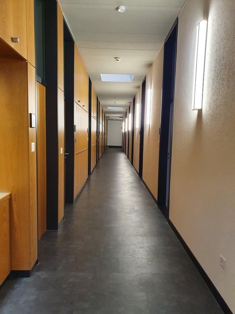 Allgemeine Räumlichkeiten mit Garderobenschränke