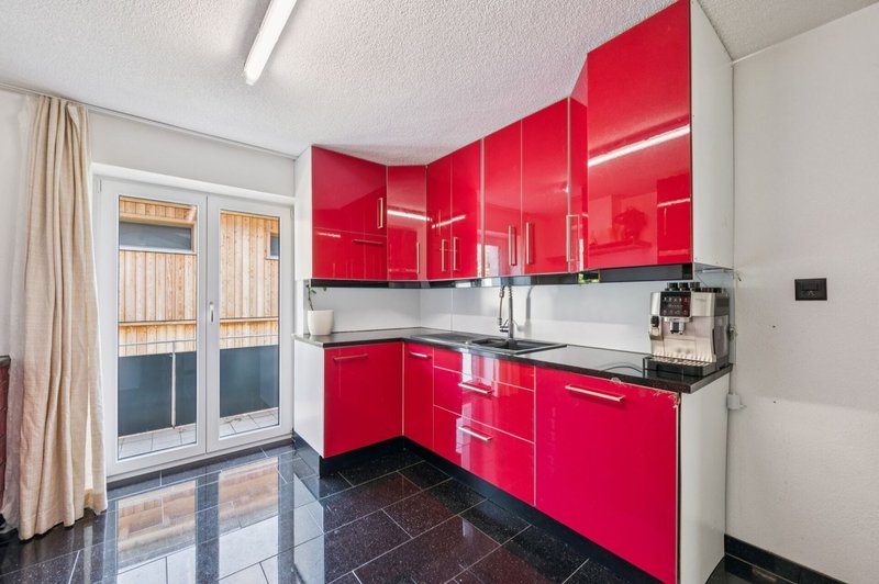 Moderne Küche mit roten Hochglanzfronten
