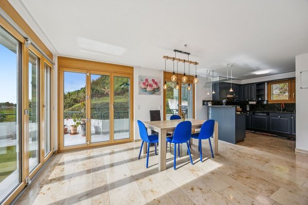 Essbereich mit Küche und Zugang zur Terrasse