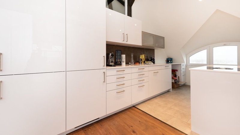 Küche mit Kaffeemaschine und Mikrowelle