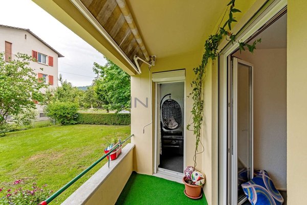 Gedeckter Balkon zur Wiese