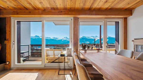 Salle à manger avec magnifique vue sur les Alpes / Dining room with magnificent view of the Alps / Sala da pranzo con magnifica vista sulle Alpi