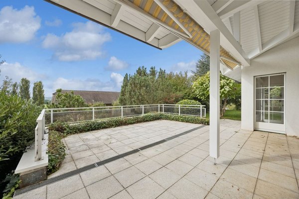 Grosse, teils gedeckte Terrasse