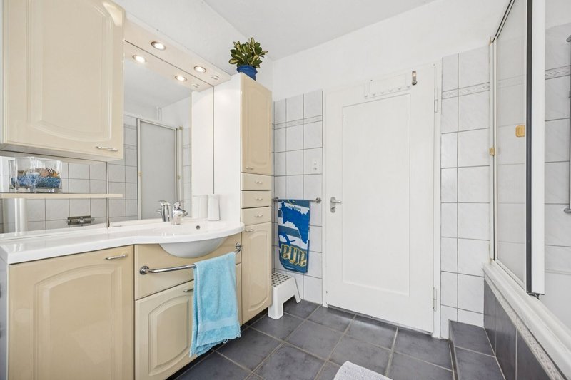 Klassisches Badezimmer in hellen Tönen