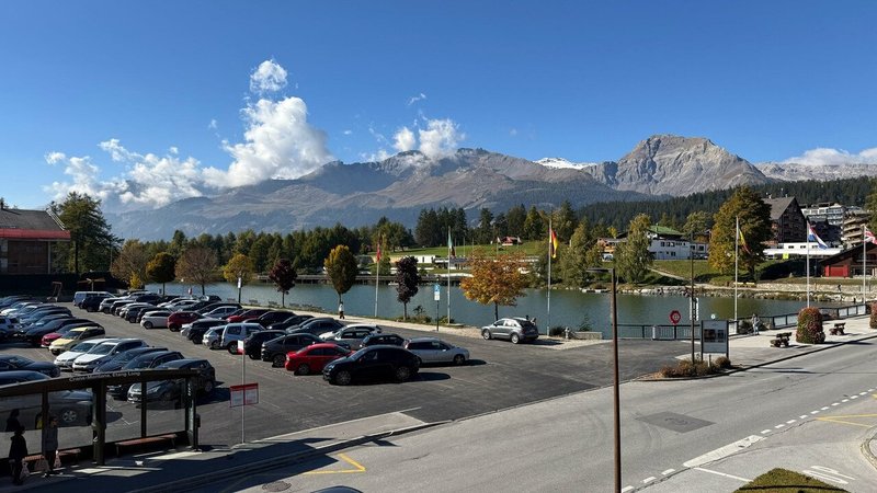 Vue depuis le balcon sur le lac Etang Long / View of Etang Long lake from the balcony / Vista sul lago Etang Long dal balcone