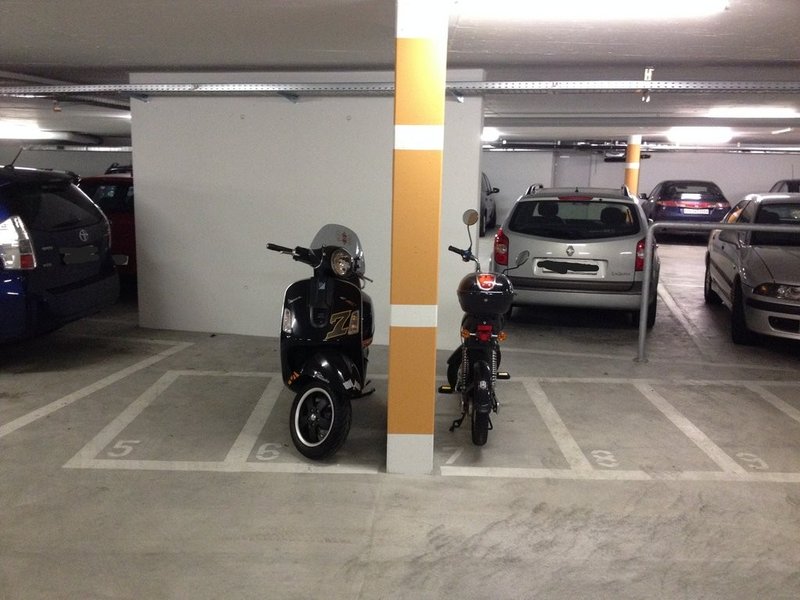 Motorradparkplaetze.JPG