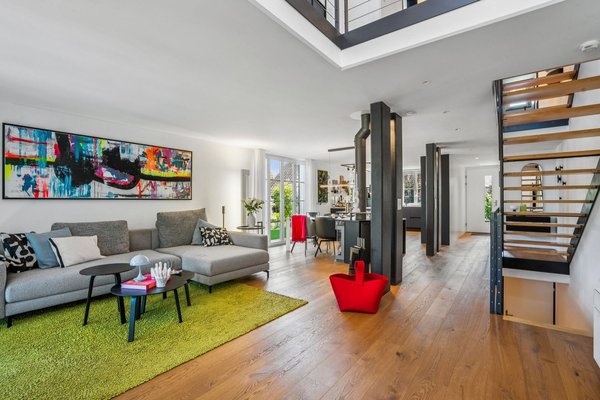 Offenes Wohn- und Esszimmer mit Treppenaufgang